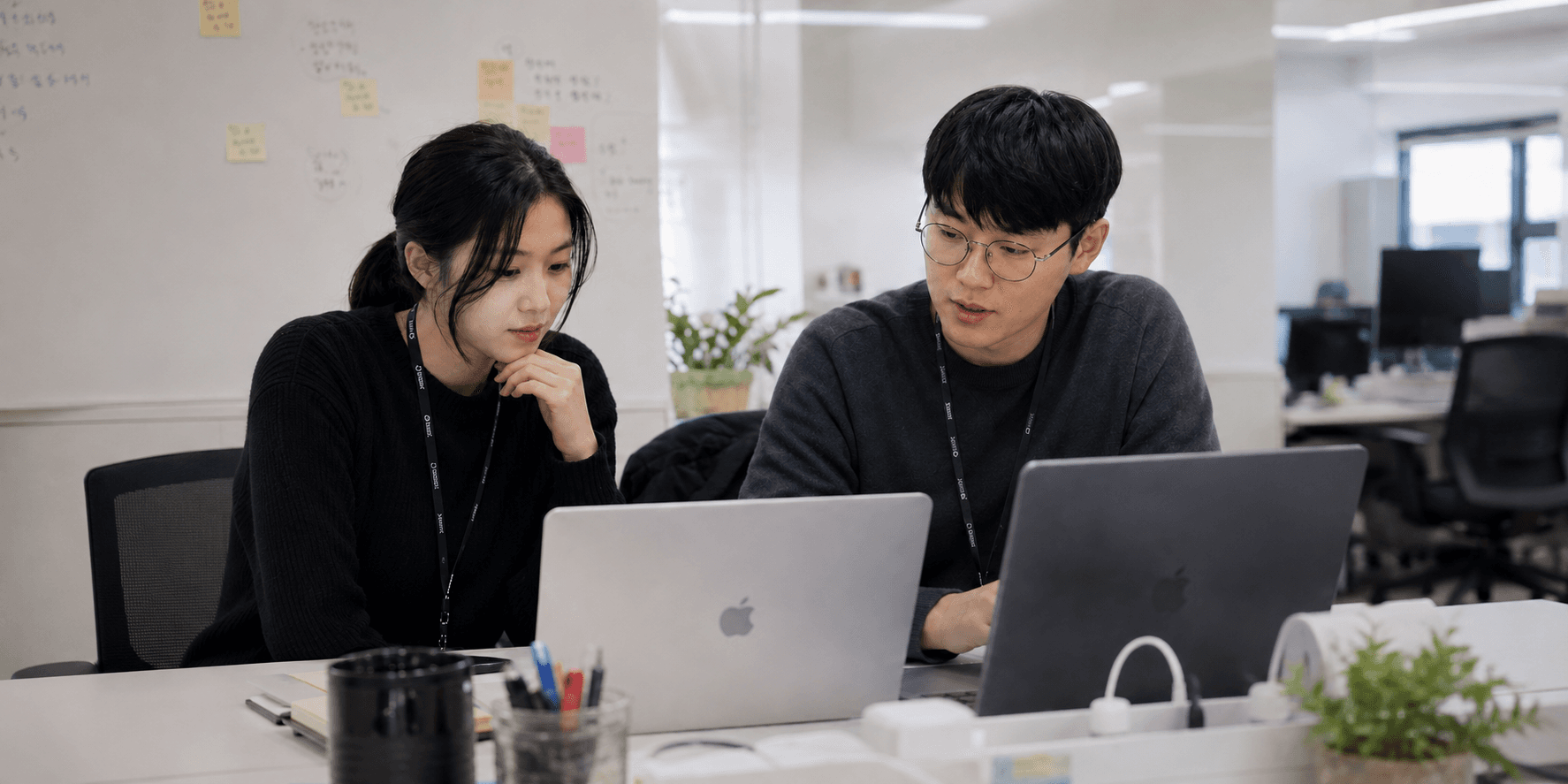 노트북 앞에서 함께 일하는 제2의 삶 팀